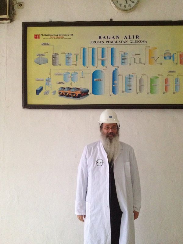 Rabbijn Padwa in een Indonesische glucose fabriek