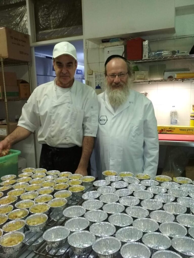Rabbin Gotlib, en cuisine, dans un hȏtel à Crète