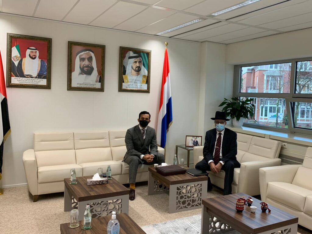 Overleg op de Ambassade van de Verenigde Arabische Emiraten, tussen Eliezer Hessels, Kashrut Administrator van KCS, en Consul Mohamed Al Owais. 